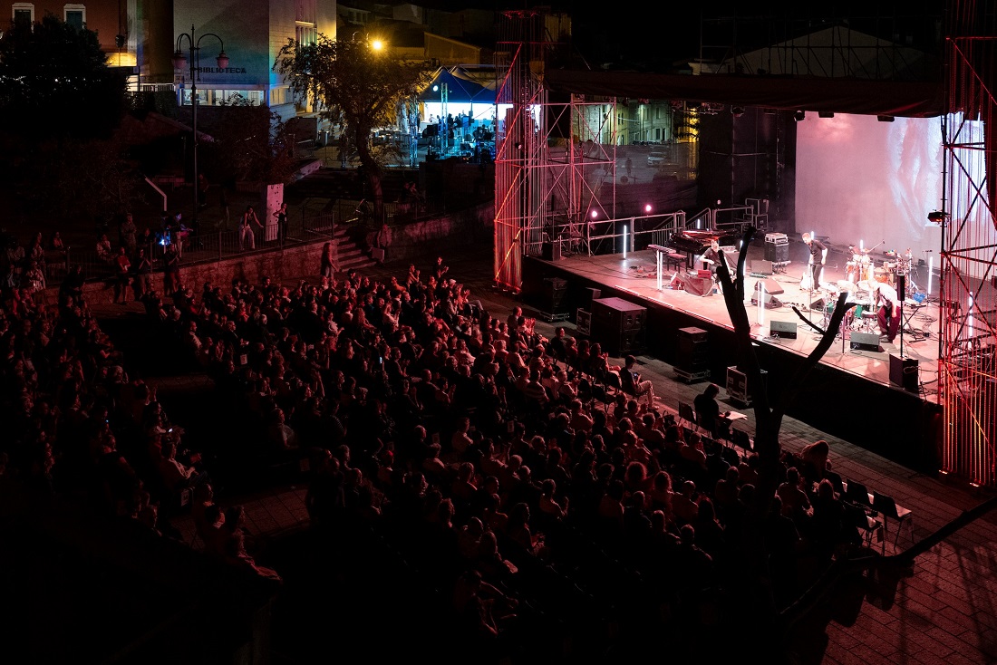 un_concerto_in_piazza_del_popolo_a_berchidda__bull__foto_andrea_rotili__m_