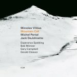 «Mountain Call» di Miroslav Vitous, la grammatica dell’improvvisazione riflessiva (ECM, 2026)